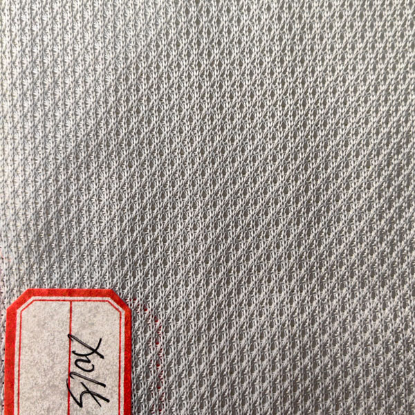 Como posso limpar eficazmente a parte superior dos sapatos em tecido de malha?