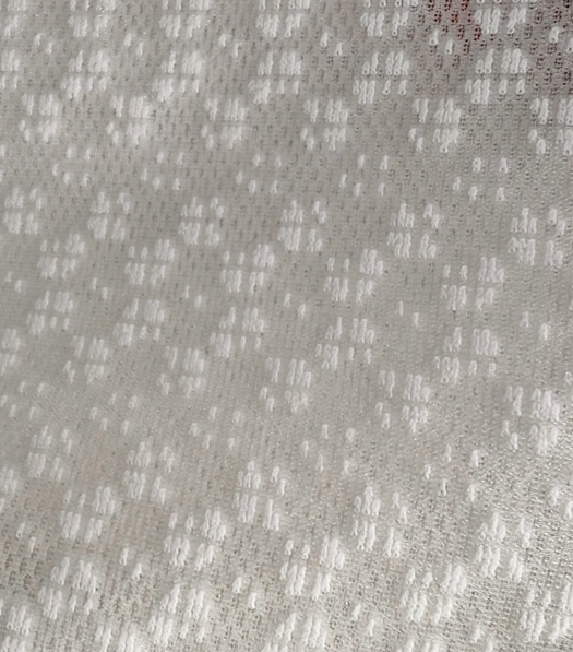 Quais são algumas marcas famosas que usam tecido Jacquard Simples New Style em suas coleções?